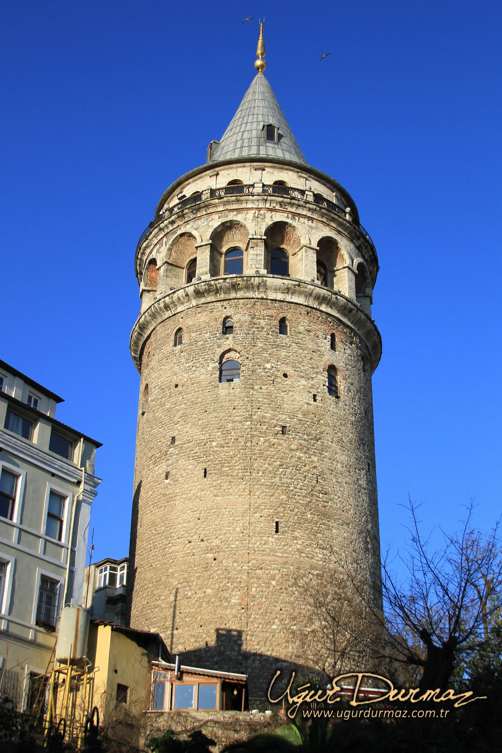 Mavi gökyüzü önünde Galata Kulesi