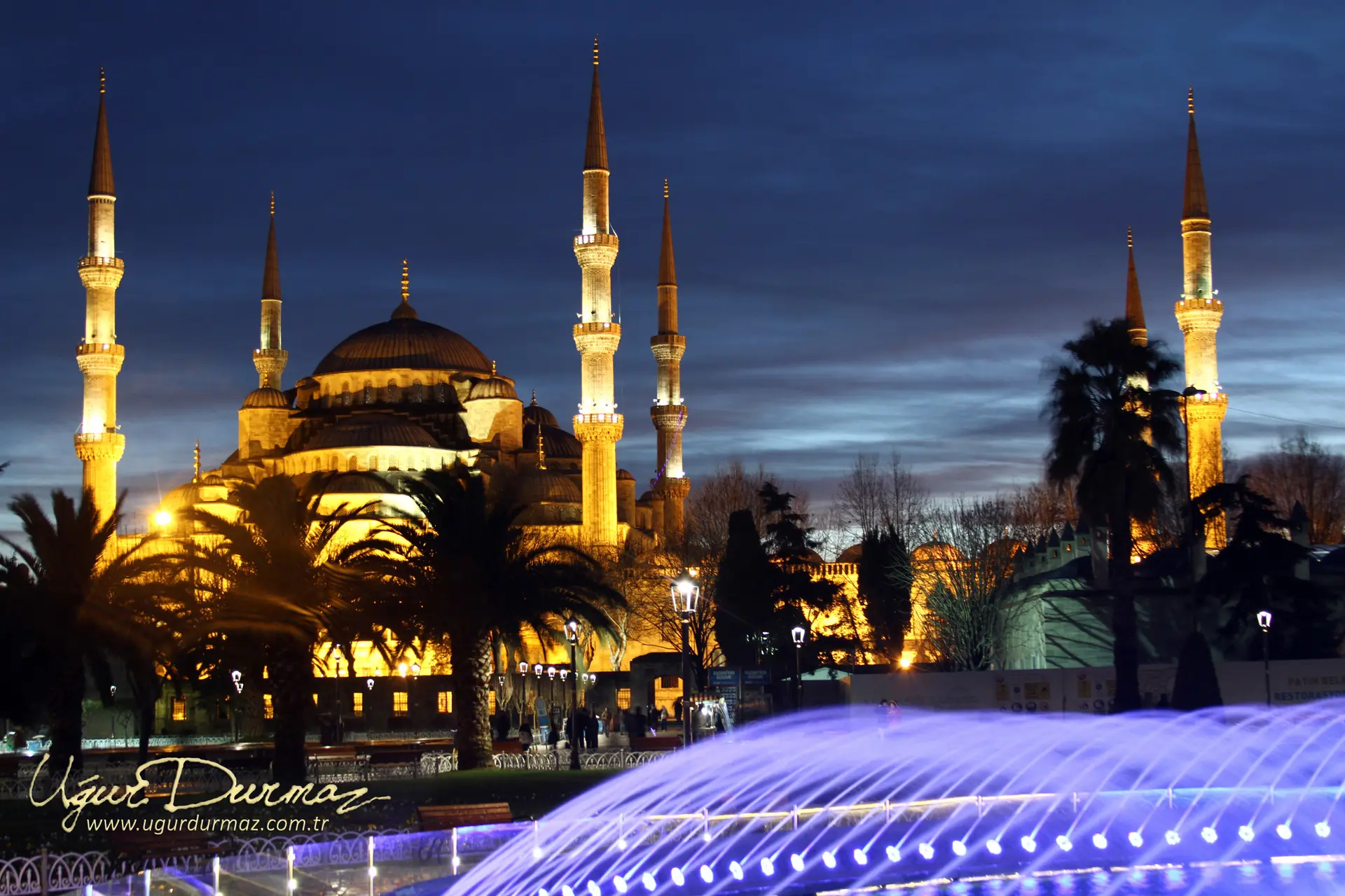 Gece ışıklarıyla Sultanahmet Camii ve önündeki fıskiyeler